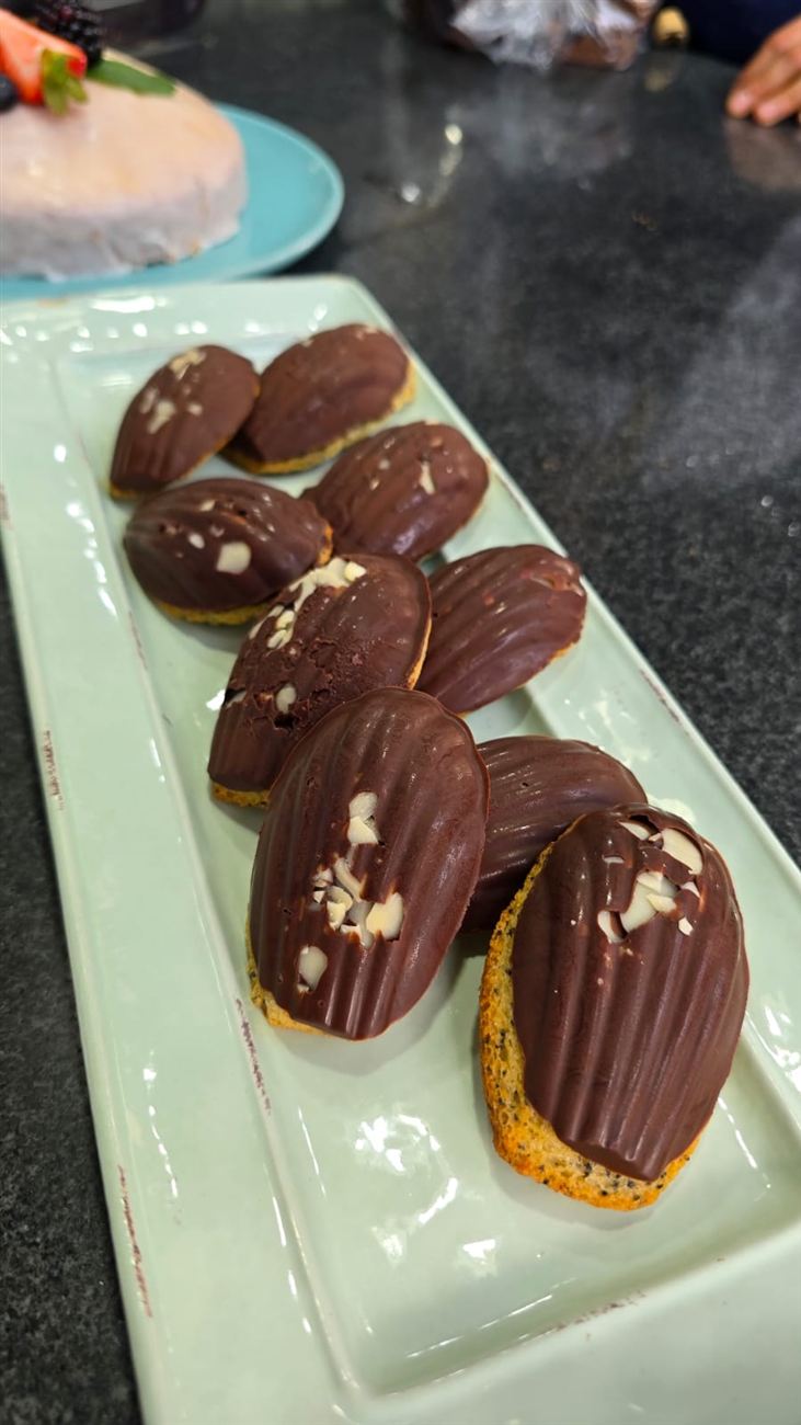 Madeleines bañadas en chocolate con almendra